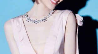 32岁MAO晓彤变得越来越美，穿v领连衣裙秀“天鹅颈”