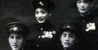 他16岁当红军连长，因一战失利被判抢决，刑场得救后成王牌军长