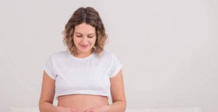 你的宝宝快要出生了，孕晚期快临近预产期，孕妇有这些表现要注意