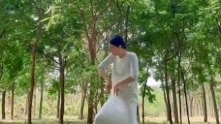 黄磊老婆孙莉更新跳舞视频，被网友嘲讽像巫婆做法，内心非常强大