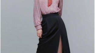杨紫身穿红SE花纹复古衬衫，黑SE一字带高跟鞋显高又显瘦