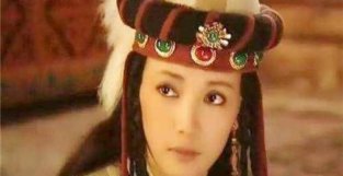 她是女版成吉思汗，32岁嫁给7岁曾孙，为他生8个儿女，后统一蒙古