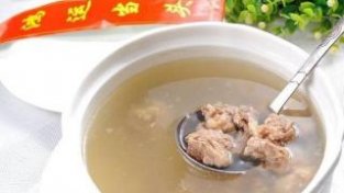 冬瓜薏米排骨汤的制作方法如下：冬瓜薏米排骨汤的做法