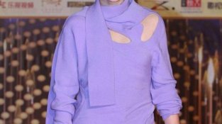 借鉴女明星梅婷的优雅穿搭，紫SE西服套装提升优雅魅力