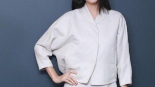 张梓琳白SE造型鉴赏白SE西服套装裙，让女新形象更加高级