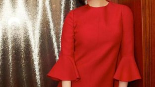 红SE蕾丝长裙如何穿搭才能显得时尚？