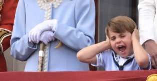 4岁路易王子占据女王庆典黄金C位，各种鬼脸成热搜，夏洛特不满弟弟