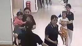 四川地震瞬间女幼师冲回屋救人，一人抱俩娃！