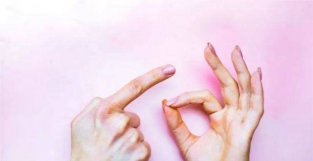 53岁女子指甲长出黑线，一查竟是肿瘤！这3种预兆，很多人都没发现！