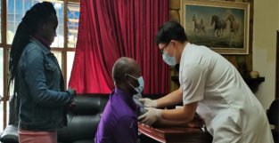 津巴布韦患者给中国医生送粽子，感谢其为自己降血压