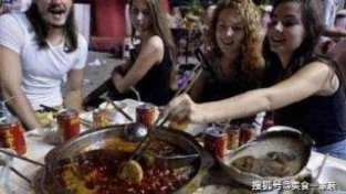 非洲小伙首次到中国茶，抓了一些涮牛肉，网友：我见过最拼的吃货