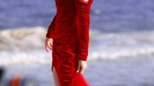红SE露肩礼服，气场全开超惊园红SE的长裙