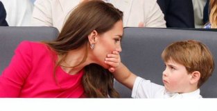 路易小王子对妈妈捂嘴做鬼脸，被喷“粗鲁没管教”？网友：他才4岁啊！