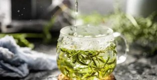 绿茶冲泡最忌先放茶叶再倒水？如何泡出一杯鲜醇好喝的绿茶？