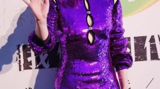范冰冰出席活动，一袭紫SE亮片裙，稍显修身吸睛