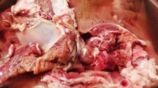 羊肉的肉质很细嫩，容易消化吸收，多吃羊肉有助于提高身体免疫力