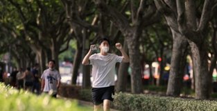 徐家汇公园健身步道迎回人气 跑者用双脚感受城市的复苏