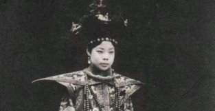 1953年，44岁妇女临终对清洁工丈夫吐露一个秘密：我曾是大清皇妃