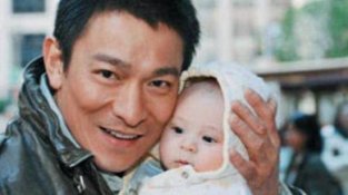 王刚儿子太有钱：父亲60岁得子，他月花百万，还能继承亿万家产