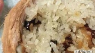 用椰子焗米饭煮米饭，看她吃的表请就看出来了