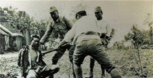 抗战时期真实的老照片：为鬼子缝衣服的女汉间，把中国士兵当活靶练习刺杀