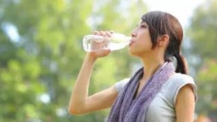 晨起后就喝水相当于在喝细菌？真相是啥？或许很多人想错了