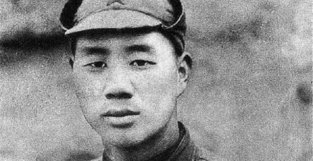 杨成武上将参与过的惊险战斗：日军重兵围困，3千人爬天梯突围