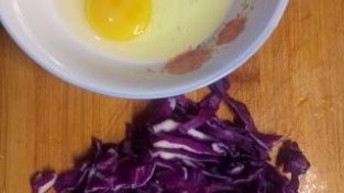 紫甘蓝炒机蛋的做法步骤