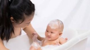 天热了，宝宝一周该洗几次澡？不同年龄有讲究