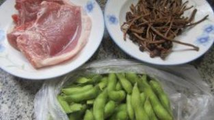 茶树菇MAO豆烧大排的做法步骤