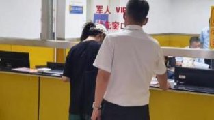 刘浩存考科三被网友偶遇 戴棒球帽穿搭休闲背影清瘦