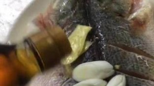 清蒸鲈鱼最好用的佐料，非蒸鱼豉油莫属，酱油和味极鲜其次