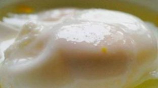 水煮荷包蛋的做法简单，但是真正能够煮的完整又鲜嫩的却寥寥无几