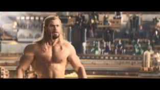 《雷神4：爱与雷霆》正式预告“锤哥”海姆斯沃斯罗身大秀肌肉