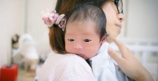 横抱哭竖抱乖，为何2-3个月的宝宝偏爱竖抱？其实是变聪明的信号