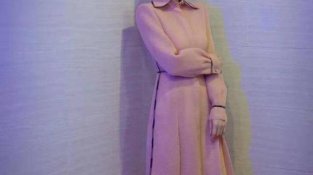 陈乔恩在2022年秀上穿衬衫和裙子，粉美柔和的粉红SE
