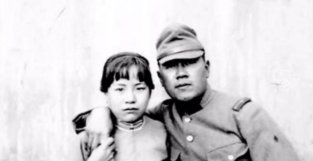 侵华日军罕见老照片：鬼子搂着中国小姑娘，这眼神看了让人心痛！