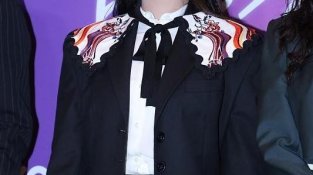 杨紫的生图也很美，配上黑SE服装略显老，身材越看越M人