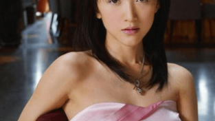 陈道明是她亲生父亲，她不是什么星二代，只是个普通演员