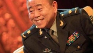 正师级陆军大校潘长江，在女厕所居住8年，5岁就被“判死刑”