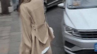 北京街头“清凉”女子打扮“清凉”，网友：她经历了什么？