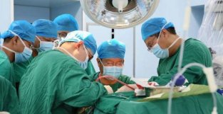 中大五院帮扶医生在云南凤庆县完成当地首例显微镜下颅底肿瘤切除术