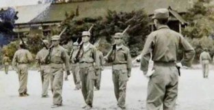 1950年人民军少尉率42人投降美韩军，后成为特务部队参谋长