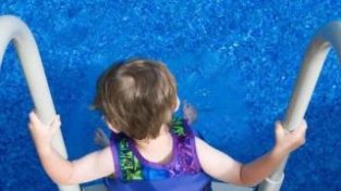 夏日炎热谨防“游泳病”儿童当心腺病毒感染