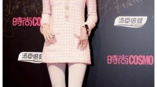古力娜扎穿粉红SE短裙，姐姐穿了之后脚也很细啊