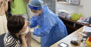 89岁闻玉梅院士在沪接种新冠疫苗加强针，她选择了异源接种