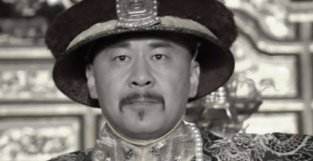 传奇师爷邬思道的主人，22岁在康熙朝入仕，61岁被雍正皇帝重用