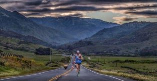 现实版阿甘：48岁男子每天跑80公里，花62天跑5千多公里横穿美国