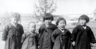 中国夫妇收养日军遗孤，受尽旁人的辱骂，养子回日本后却一去不归