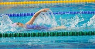 五个“仰泳分解”练习：从易到难，提升仰泳